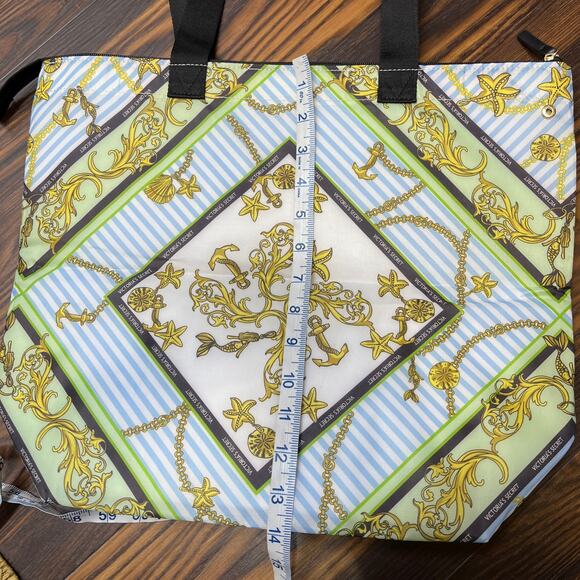 NWOT Victoria’s Secret Insulated Tote Bag & Sequence Make-Up Bag - Picture 13 of 16